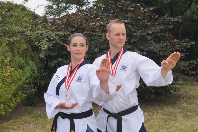 Tim Glenewinkel von Tura Bremen und seine Partnerin, Raffaela Delli Santi, errangen 2014 die Silbermedaille im Paarlauf bei den „Austrian Open“ in Wien.