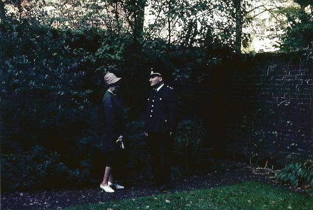 meine Mutter Erna Hermanns mit meinem Vater Leonhard Hermanns im Garten des Hauses Karolingerstraße 70 in Düsseldorf, 1964