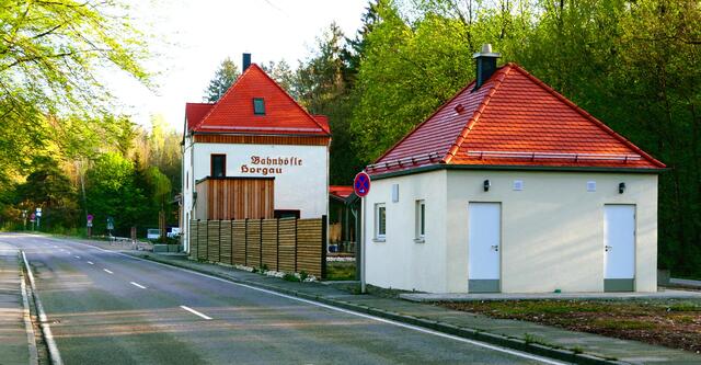 Der Imbißstand im kleinen Nebengebäude bietet schon Kleinigkeiten zum Mitnehmen an