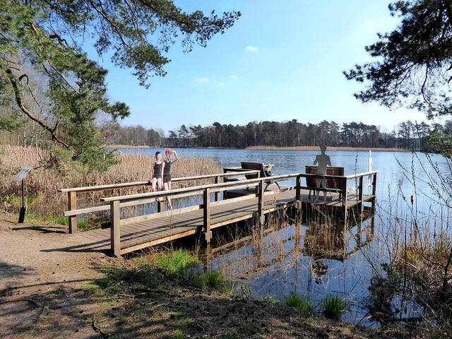 "Badegäste" am Steg. Nach den ergiebigen Regenfällen im Januar und Februar ist der See gut mit Wasser gefüllt.