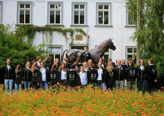 Die Trakehner Jungzüchter als Botschafter des Trakehner Verbandes während ihrer Ostpreußenreise im heutigen Trakehnen > Foto: privat (Bild zum Text von Dr. Horst Willer: "Trakehner Elchschaufel nur noch Symbol")