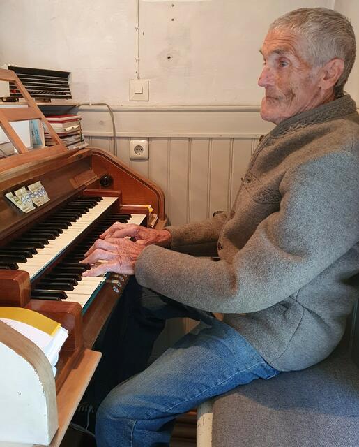 Hubert Mayr an der Orgel von St. Georg, Bodelsberg