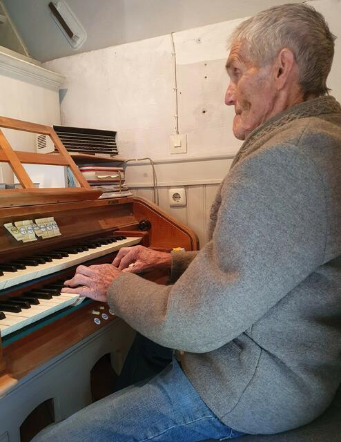 Hubert Mayr an der Orgel von St. Georg, Bodelsberg
