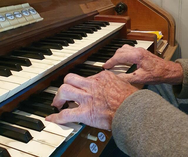 Hände von Hubert Mayr, die das Leben geprägt haben
und es widerspiegeln