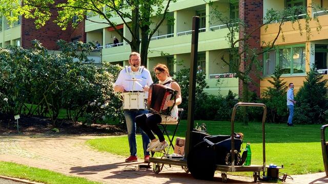 23. April 2020. Balkon Konzert III mit Penny und Franky in unserem Park GDA Hannover Kleefeld.