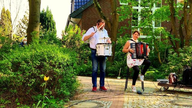 23. April 2020. Balkon-Konzert IV. mit Penny und Franky in unserem Park. GDA Hannover Kleefeld.