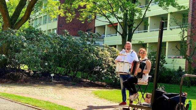 23. April 2020. Balkon-Konzert II. mit Penny und Franky in unserem Park. GDA Hannover Kleefeld.