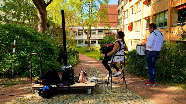 23. April 2020. Balkon-Konzert IV. mit Penny und Franky in unserem Park. GDA Hannover Kleefeld.