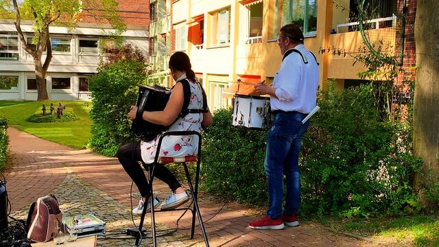 23. April 2020. Balkon-Konzert IV. mit Penny und Franky in unserem Park. GDA Hannover Kleefeld.