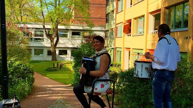 23. April 2020. Balkon-Konzert IV. mit Penny und Franky in unserem Park. GDA Hannover Kleefeld.