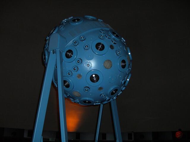 Der weltberühmte Kugelprojektor . . .