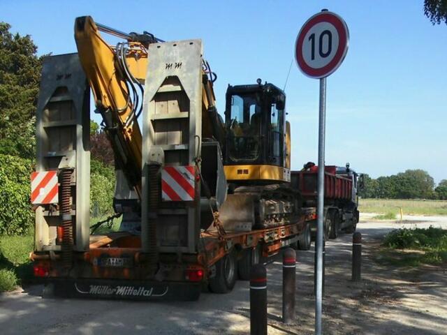 . . . Monate mussten die Anlieger der Straßen Peiner Weg und Leipziger Straße Lärm, Dreck und die Emissionen des Schwerlastverkehrs erttragen, der über den Peiner Weg rollte . . .