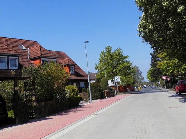 . . . nun sind die Straßenbaumaßnahmen abgeschlossen, Büsche und Bäume wurden gepflanzt, . . . ein freudiges Erlebnis . . .