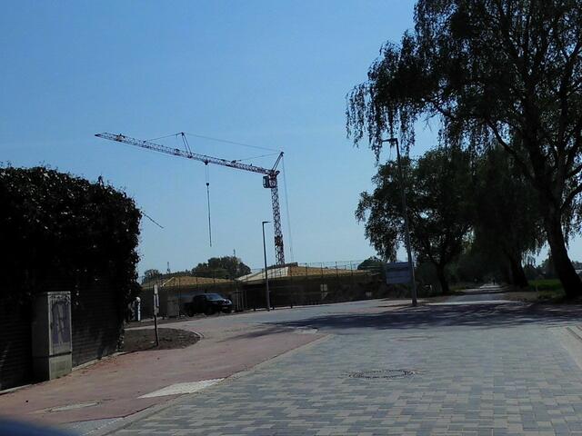 . . . im Neubaugebiet "An den Hecken" wird weiter gebaut . Der Kran steht beim Neubau eines Kindergartens . . .
