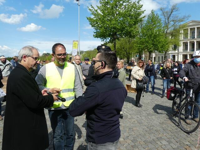 Der Veranstalter und die Polizei im Gespräch