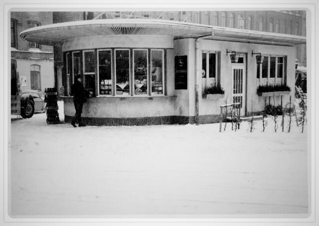 Die fertige Trinkhalle im Schnee in den Fünfziger Jahren, von der Callinstraße aus gesehen. Der Neubau hinter dem Biergarten existierte noch nicht. Vorne gab es ein Fenster zum Straßenverkauf.