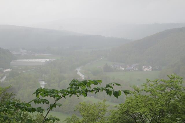 Der Regen erreicht mich an der Aussichtshütte.