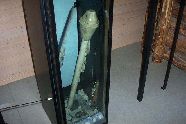 Jahre später wurde die Panzerfaust die den jungen Wehrmachts-Soldaten abgenommen wurde aus dem Teich am Ortsrand geholt.