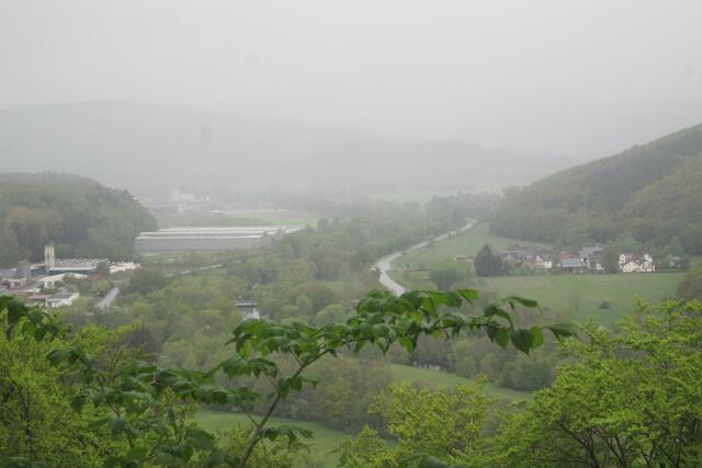 Jetzt ist der Landregen über dem Battenberger Industriegebiet an der Eder angekommen.