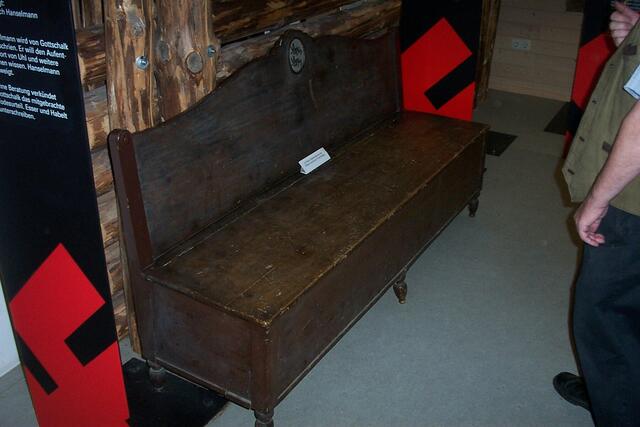 Die Original-Anklagebank aus dem Schloß Schillingsfürst, wo sich die 3 Männer verantworten mussten.