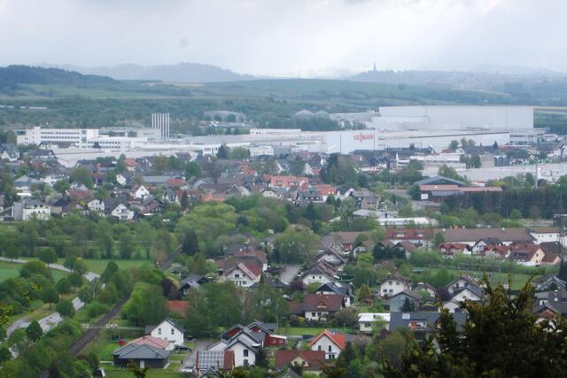 Der Regen ist weiter Richtung Norden abgezogen. Vom Hügelchen geht der Blick über Battenfeld, Allendorf und die Viessmann-Werke zur Liebfrauenkirche in Frankenberg (Eder).