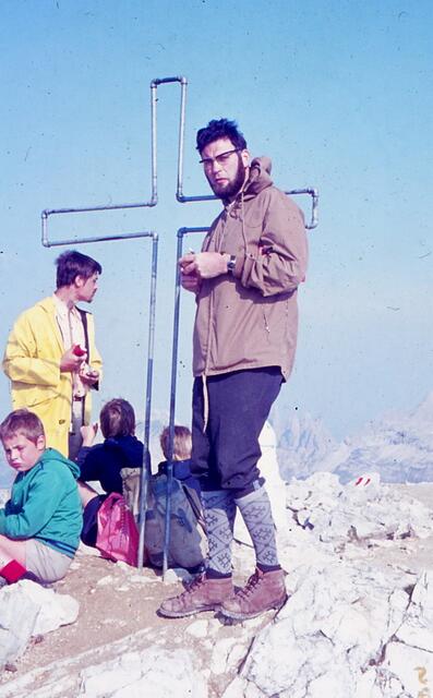 Manfred mit einer befreundeten Familie am Gipfelkreuz des Sass Songher (2665 m) am 21. 07.1972