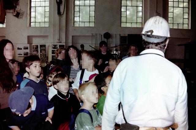 43 Kinder aus Döhren-Wülfel besuchten im Rahmen des SPD-Sommercamps im Juni 2002 den Klosterstollen Barsinghausen.