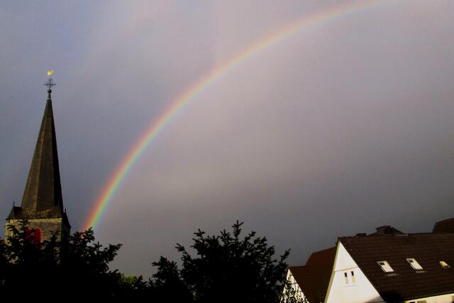 Abendlicher Regenbogen im Mairegen an der evangelischen Marienkirche.