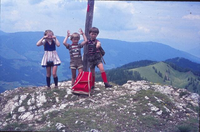 Kinder auf der Kreuz-Spitze (2020 m)