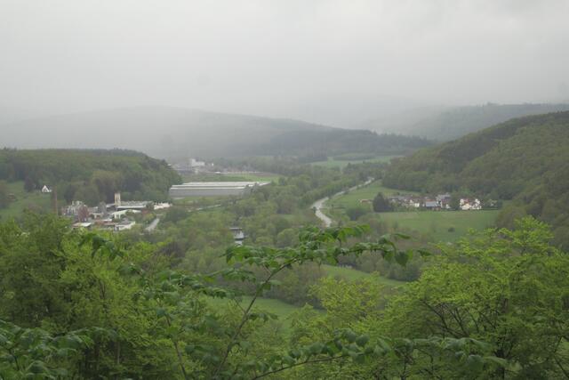 Hier zieht der Regen über die Berge in das Edertal.