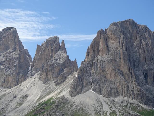 Langkofel. Der Wanderweg führte zwischen der mittleren und der rechten Bergspitze