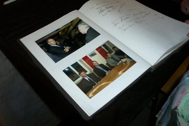 Eintrag im Gästebuch von Verteidigungsminister Scharping
