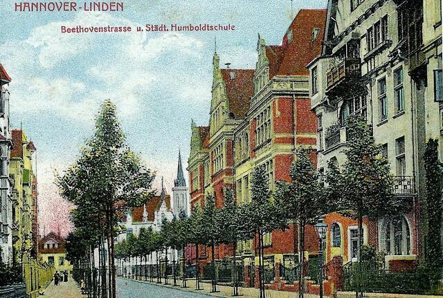 Beethovenstraße mit Humboldtschule, rechts, um 1909.