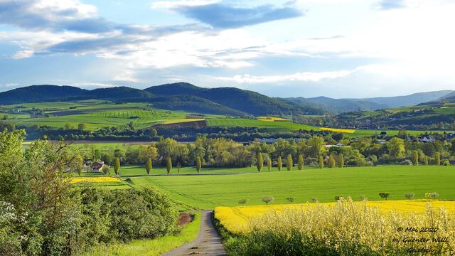Blick auf EDERTAL-Bergheim, -Giflitz, -Mehlen, -Affoldern. Hinten rechts die Berge des Nationalparks Kellerwald-Edersee , davor findet man dann auch den Edersee (Sperrmauer).
