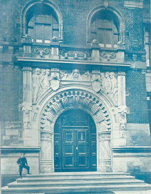 Haupteingangsportal mit viel Georg Hertling (siehe Text), Vorderfront (Westseite), Beethovenstraße, um 1905.