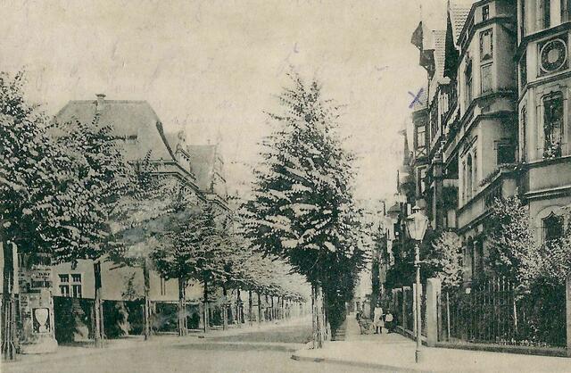 Beethovenstraße mit Humboldtschule (links, um 1925).