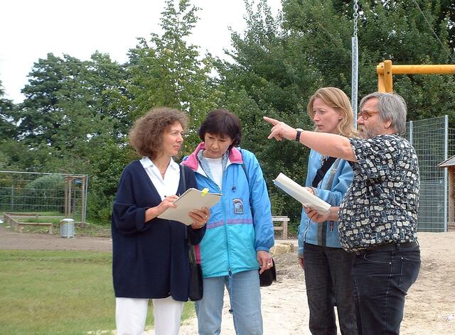 Die SPD-Bezirksratsfraktion im Juni 2002 beim Spielplatz-Check