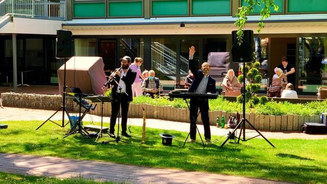 7. Mai 2020. I. Balkon-Konzert mit den Gebrüdern Mundrov in unserem Park. GDA Hannover Kleefeld.
