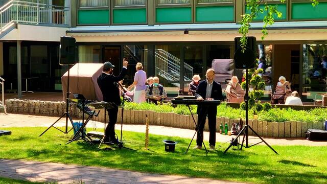 7. Mai 2020. I. Balkon-Konzert mit den Gebrüdern Mundrov in unserem Park. GDA Hannover Kleefeld.
