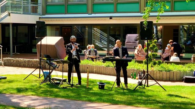 7. Mai 2020. I. Balkon-Konzert mit den Gebrüdern Mundrov in unserem Park. GDA Hannover Kleefeld.