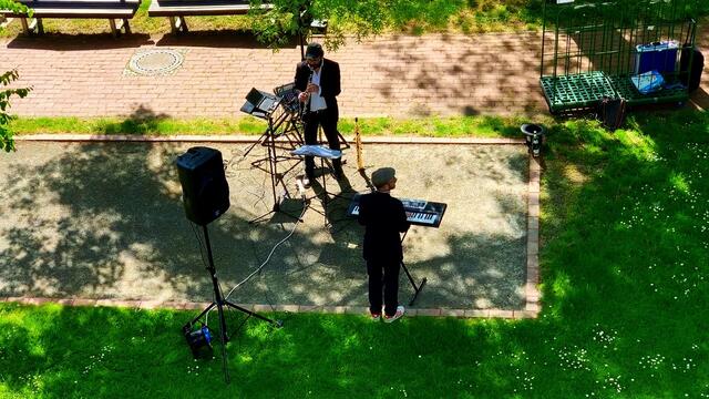 7. Mai 2020. III. Balkon-Konzert  mit den Gebrüdern Mundrov in unserem Park. GDA Hannover Kleefeld.