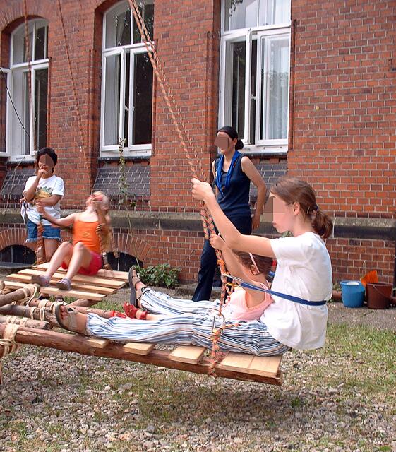 Auf dem Kirchplatz war eine Holzschaukel aufgebaut