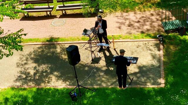 7. Mai 2020. III. Balkon-Konzert  mit den Gebrüdern Mundrov in unserem Park. GDA Hannover Kleefeld.