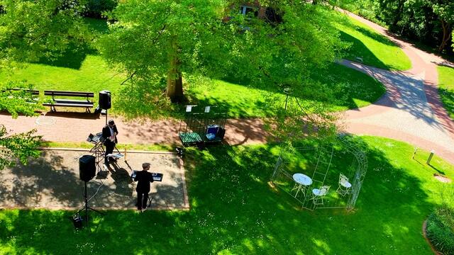 7. Mai 2020. III. Balkon-Konzert  mit den Gebrüdern Mundrov in unserem Park. GDA Hannover Kleefeld.