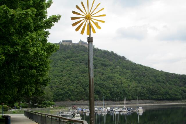 Blick von der Uferpromenade zur Burg Waldeck.