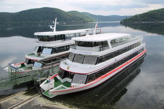 Die Weiße Flotte mit der Edersee Star und der Stern von Waldeck liegt fest vor Anker.