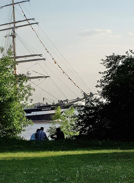 13.05.2018 - Auslaufparade bei Blankenese - Die "Kruzenshtern" kommt in Sicht