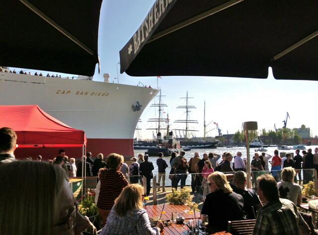 2016 - Einlaufparade an den Landungsbrücken. Das Museumschiff "Cap San Diego" in Paradefahrt kommt vorbei am Ponton der "Rickmer Rickmers".