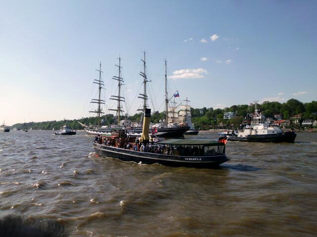 Im Vordergrund ein Oldtimer Dampfschiff