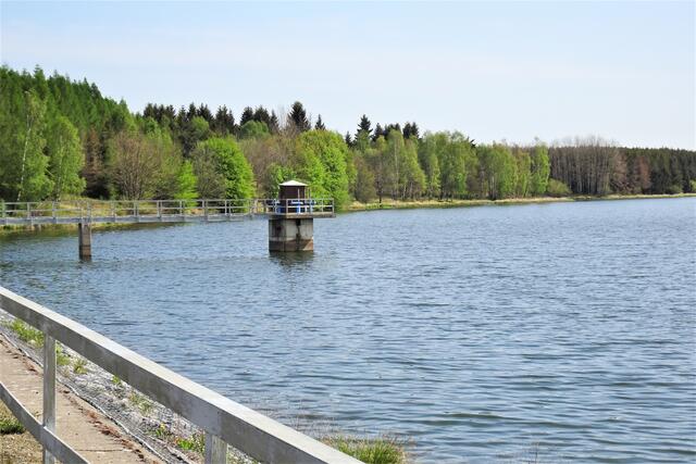 Teufelsteich mit Entnahmepfeiler und Druckpegel (hier wird Wasser zur Trinkwasserversorgung von Harzgerode entnommen)